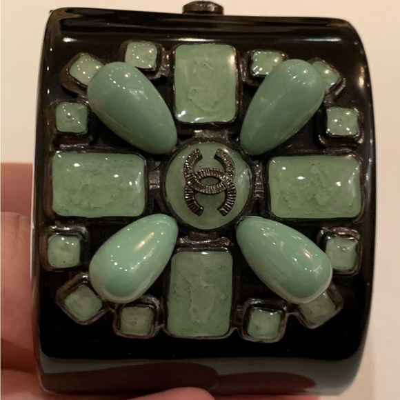 Chanel bracelet with green stones - Picture 4 of 15